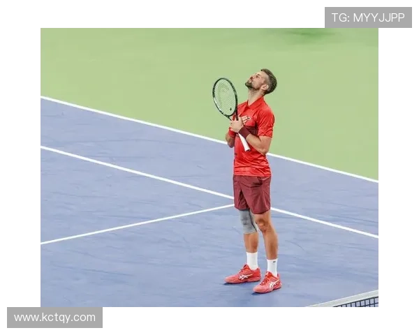 年轻球星爆冷晋级年度网球大师赛四强表现神勇引发全球媒体热议潮